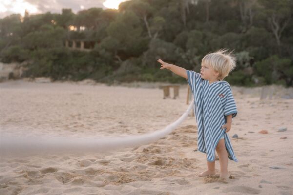 Poncho playa Ocean Sea Life azul Little Dutch - Imagen 3