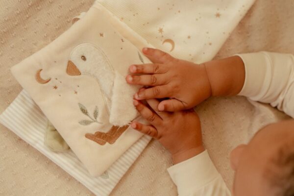 Libro Blando de Actividades New Born Natural Little Dutch - Imagen 7