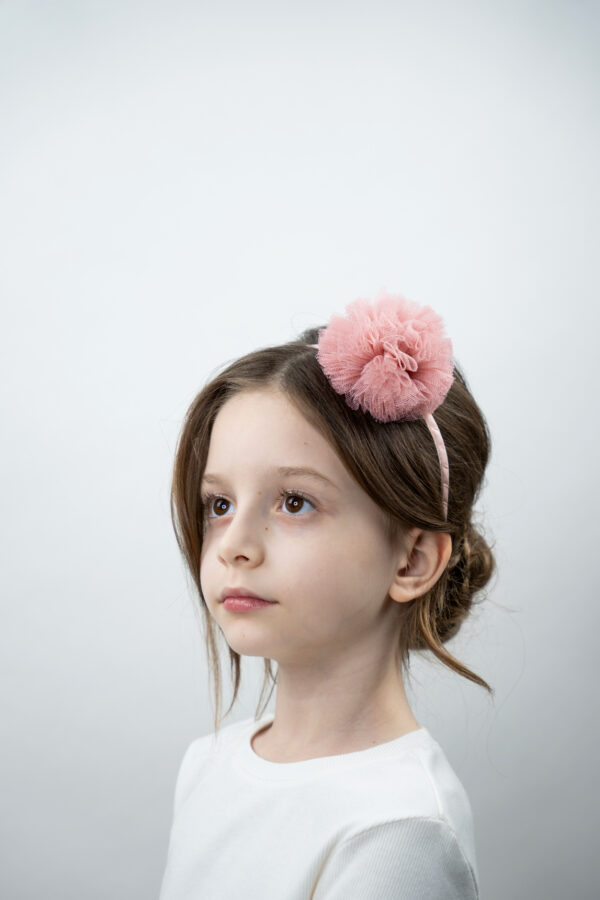 Diadema Alice Oversize Pom Pom Lily-Rose (rosa) - Imagen 2