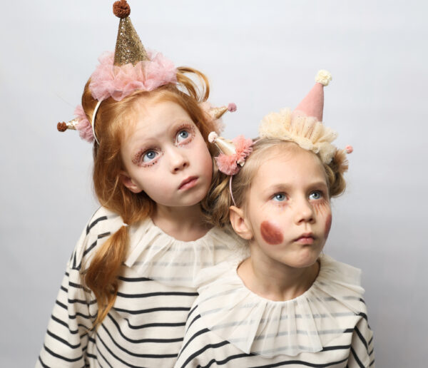 Diadema Alice con Sombrero de Fiesta Tilda (rosa y blanco) - Imagen 2