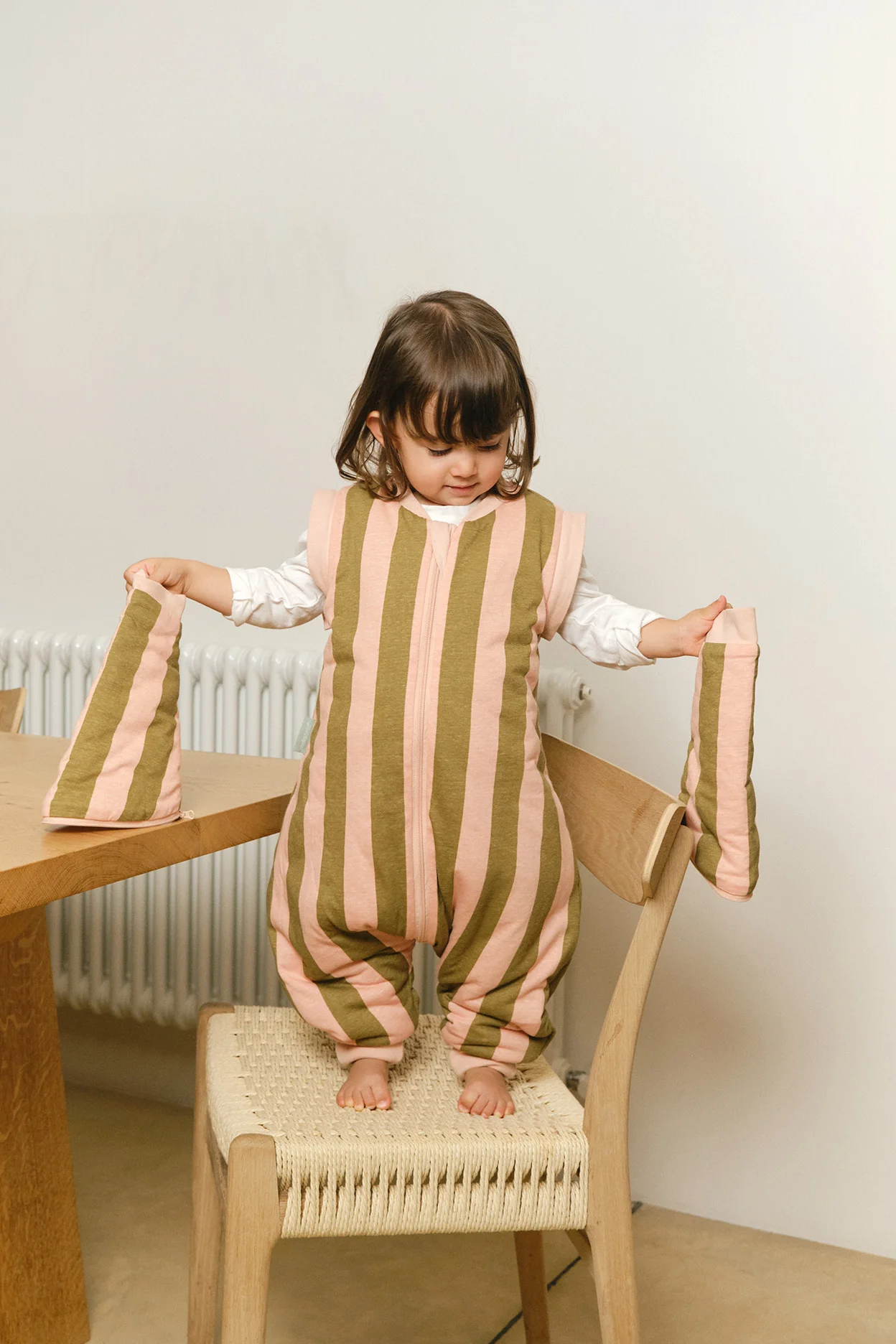 Pijama manta con mangas y calcetines antideslizantes - Khaki & Rose Stripes - TOG 2.5 - Imagen 3