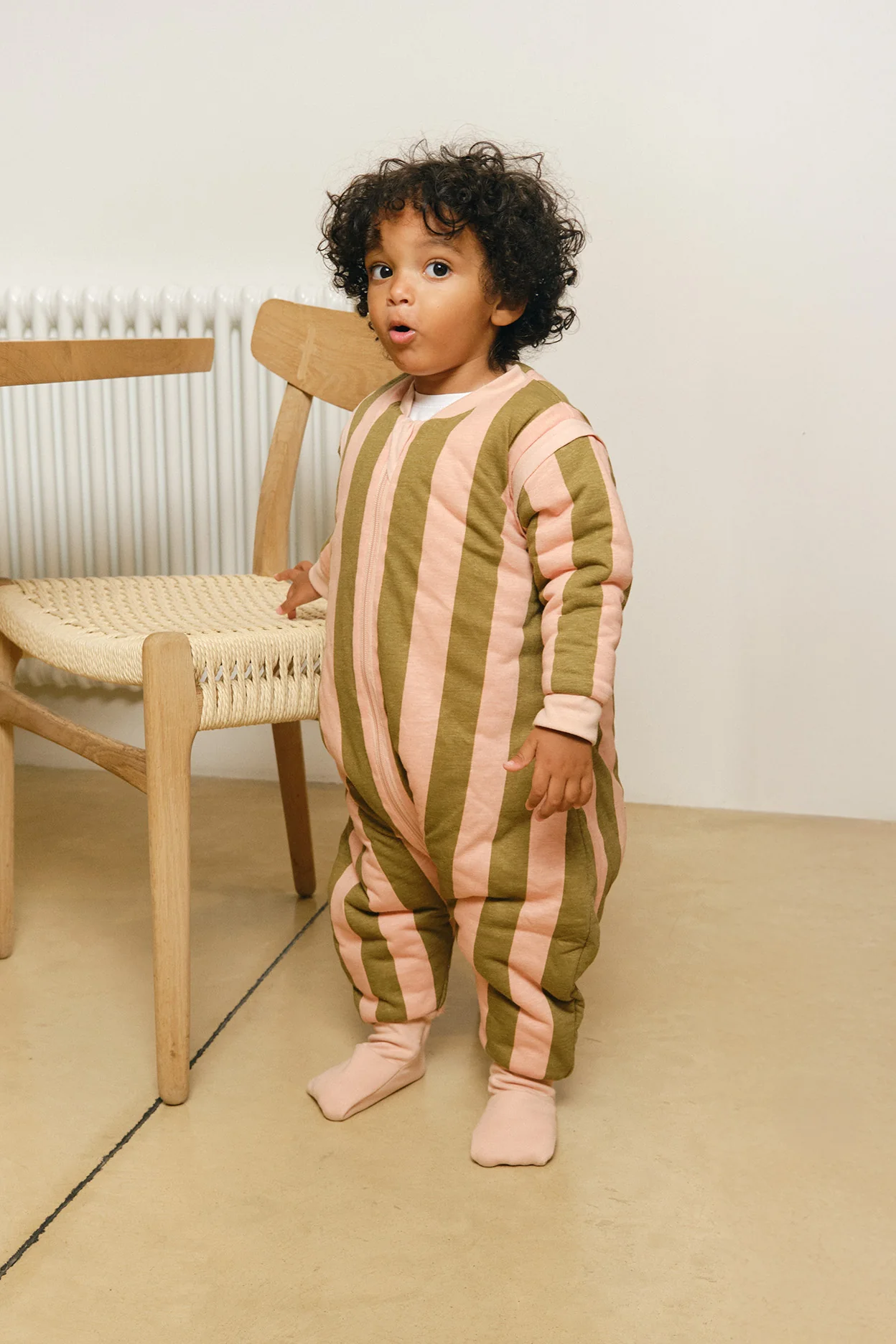 Pijama manta con mangas y calcetines antideslizantes - Khaki & Rose Stripes - TOG 2.5 - Imagen 4