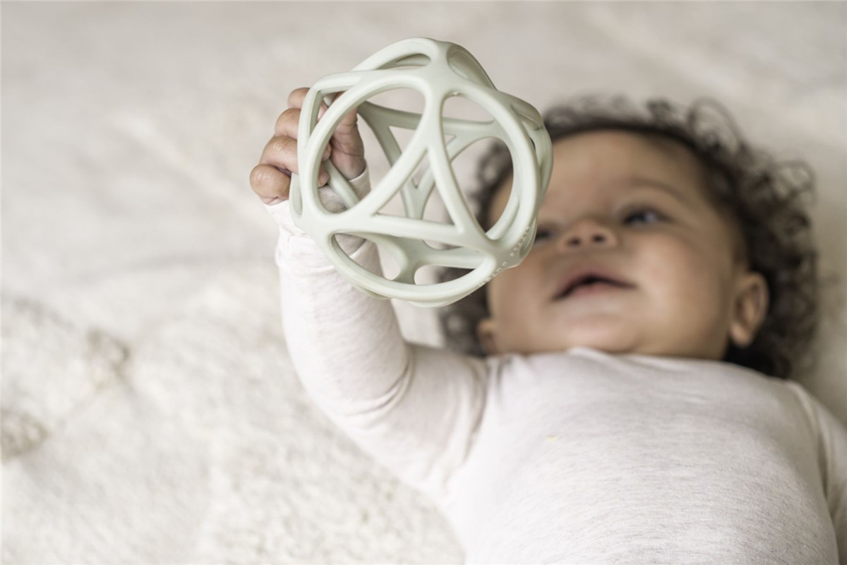 Pelota Sensorial Silicona Verde Little Dutch - Imagen 7