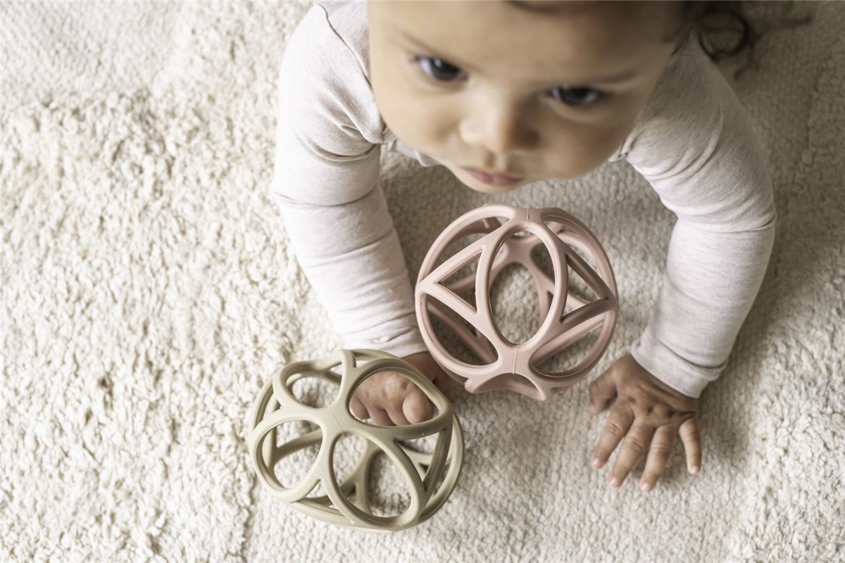 Pelota Sensorial Silicona Rosa Little Dutch - Imagen 7