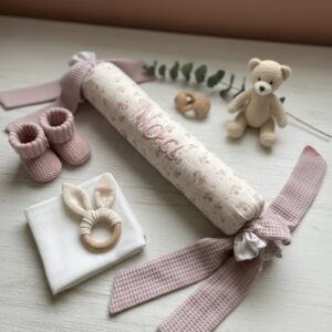 Cojín Antivuelco con Nombre Bordado | Funda Extraíble (60 cm) · Colección Rosé