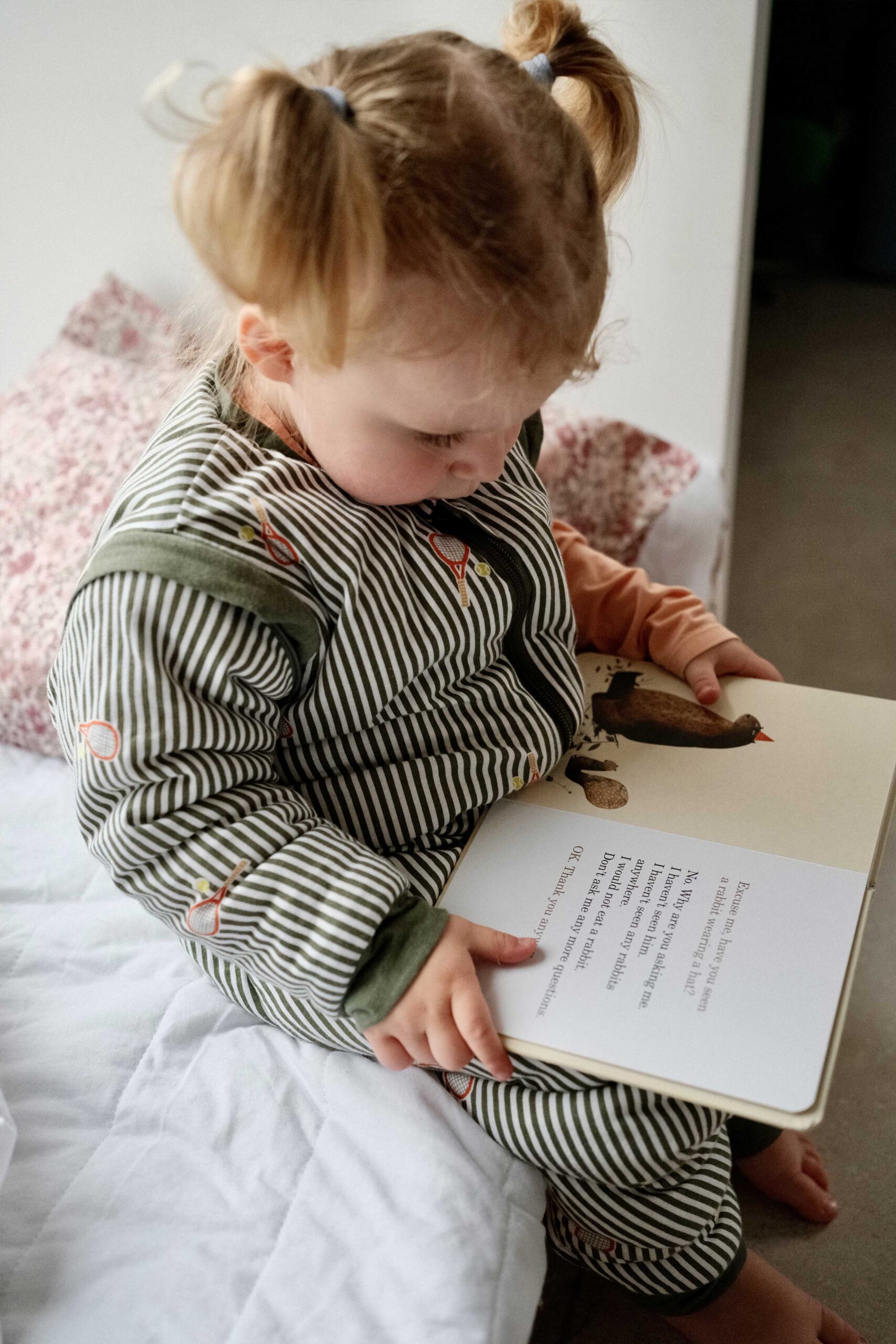 Niña leyendo un cuento con pijama de rayas personalizado