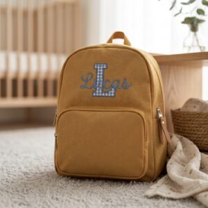 Mochila Solid Color Mustard + Aplique Letra y Nombre Bordado